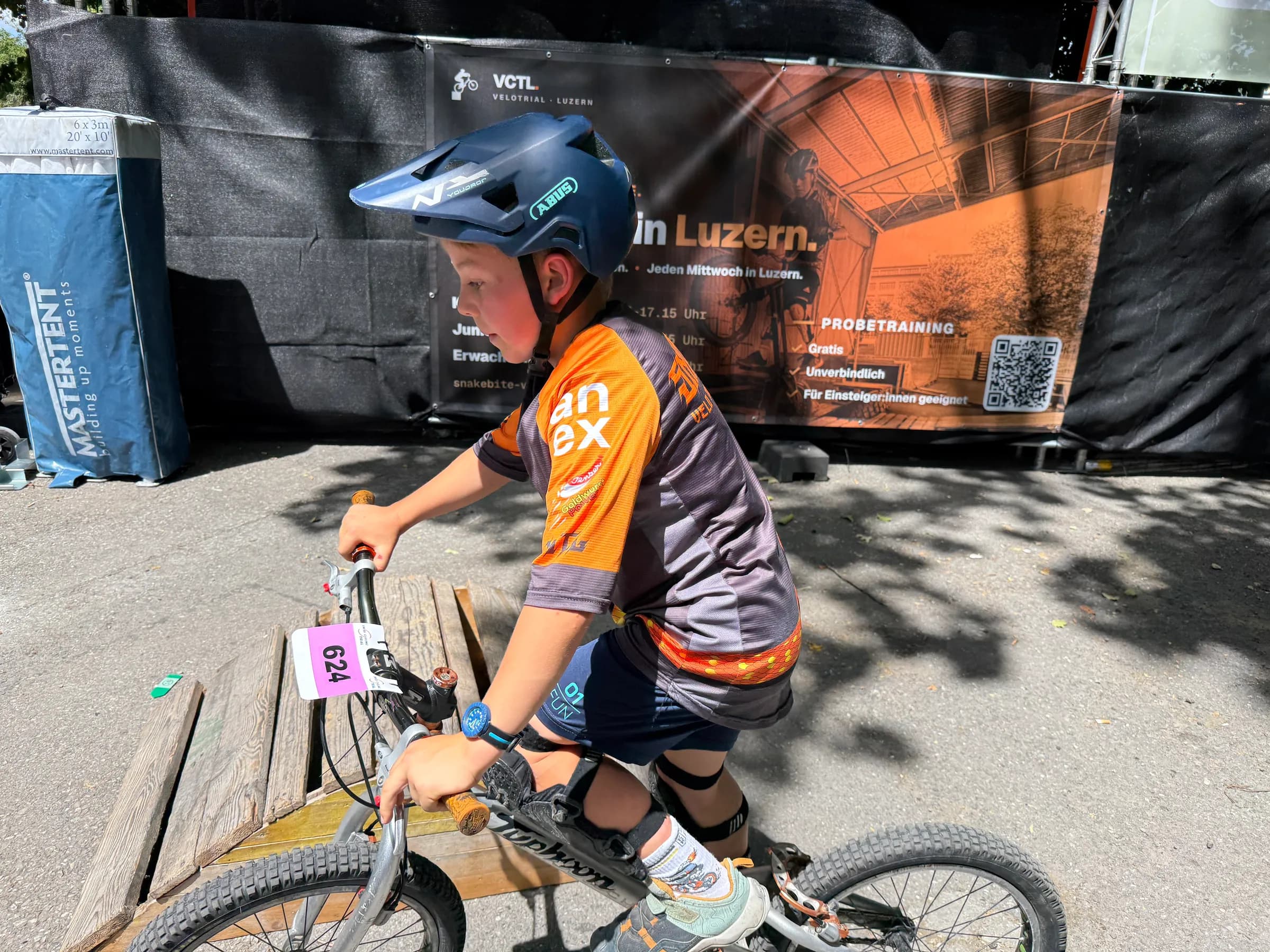 Junger VTCL-Fahrer konzentriert auf dem Trialbike