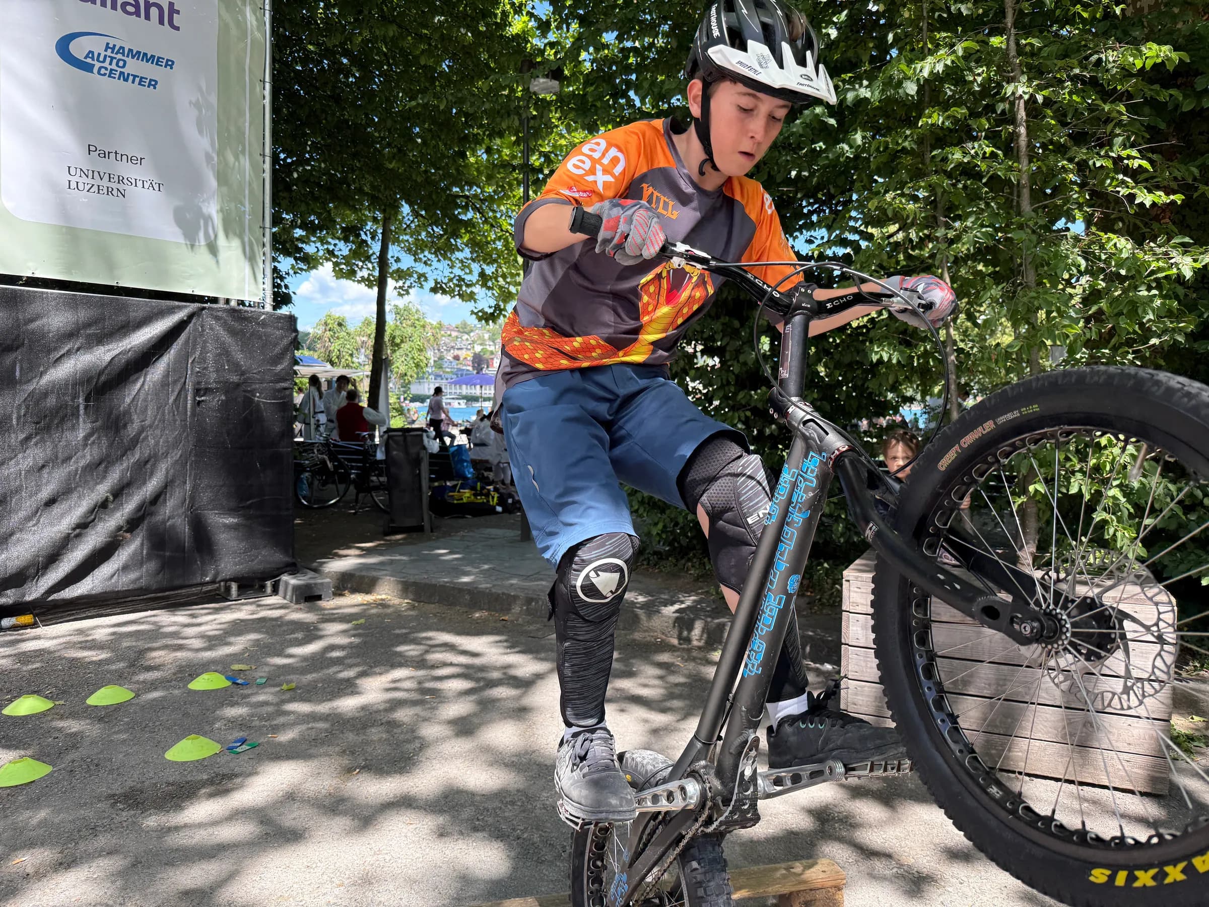VTCL-Fahrer balanciert im Trial-Parcours